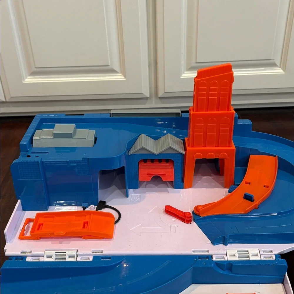 Hot Wheels Car Wash and Service Station Center PlaySet Mattel